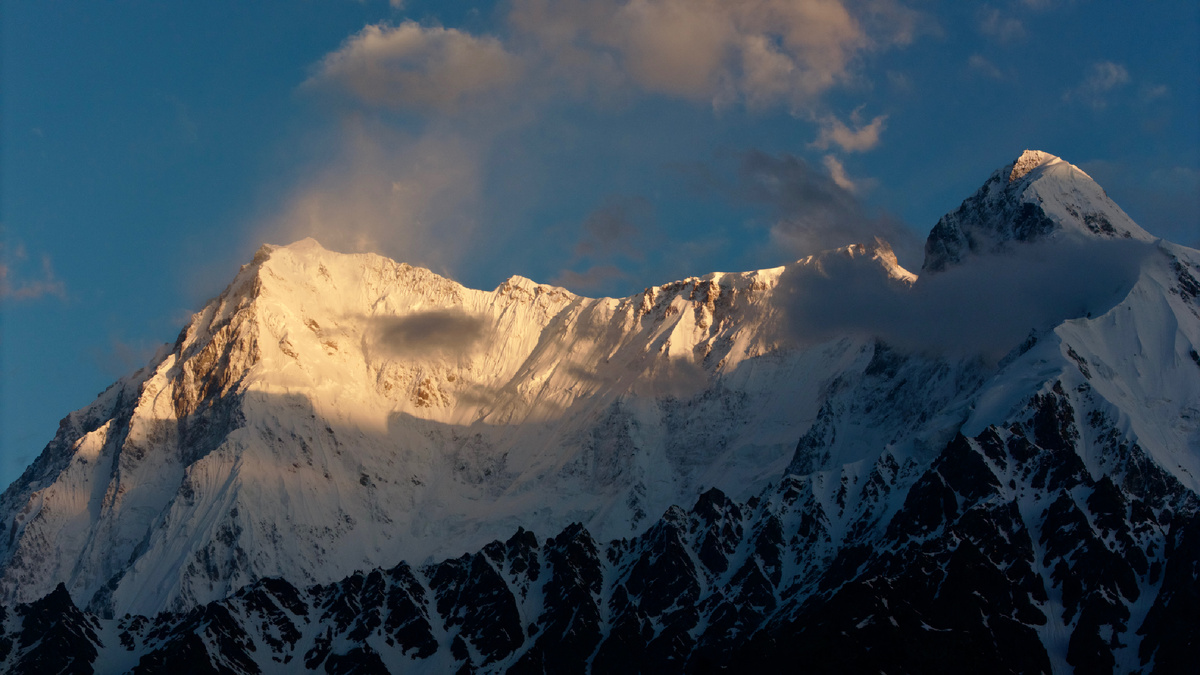 Первые лучи солнца на Нанга Парбат со стороны Рупальской стены