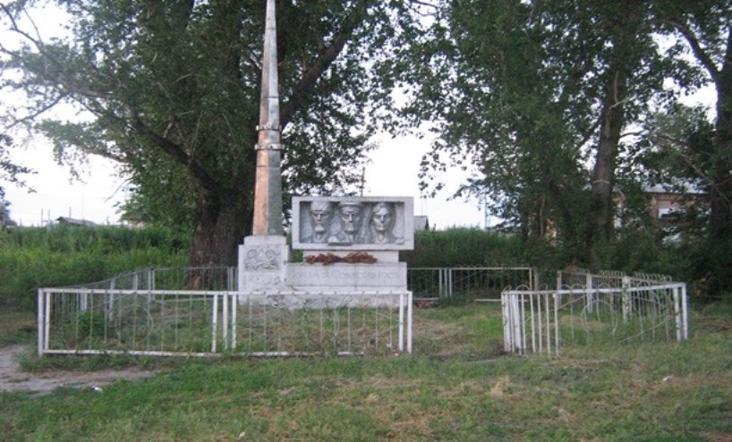 памятник около нашей кипельской  остановки. Заборчик еще прежний. Лично красила!))