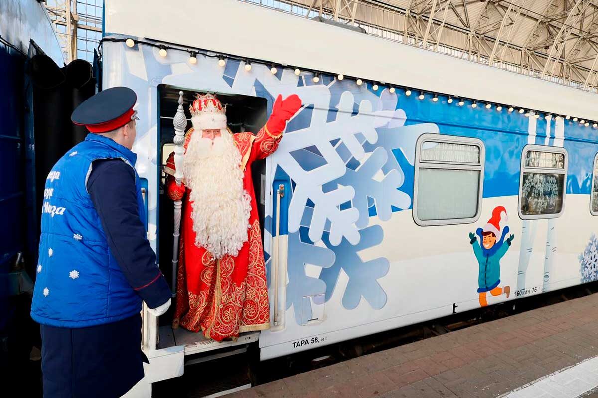 @telerzd / Telegram📷Впервые Дед Мороз отправился в путешествие по России в 2021 году. С тех пор он посетил более 170 городов, проехал 78 тыс. км и провел в пути 190 дней