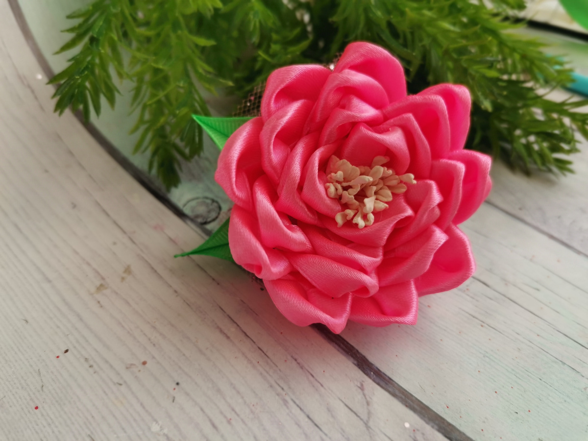 Бант из атламной ленты в виде розы