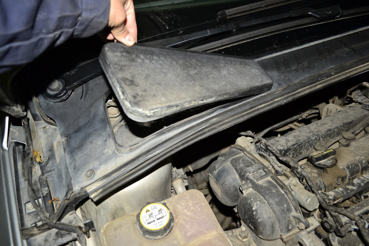 Для начала снимаем крышку- фильтр возле  стеклоочистителя ...