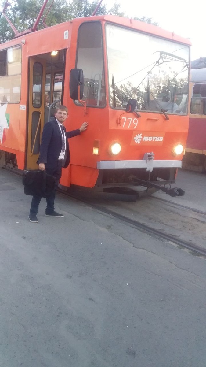 Стоял я около трамвая Tatra T6B5 в Екатеринбурге в 2019 г., для фото спозировал (тема, кстати, была таки трамвайной)… В Екатеринбурге этот вид транспорта основной, даже новые линии строят!…