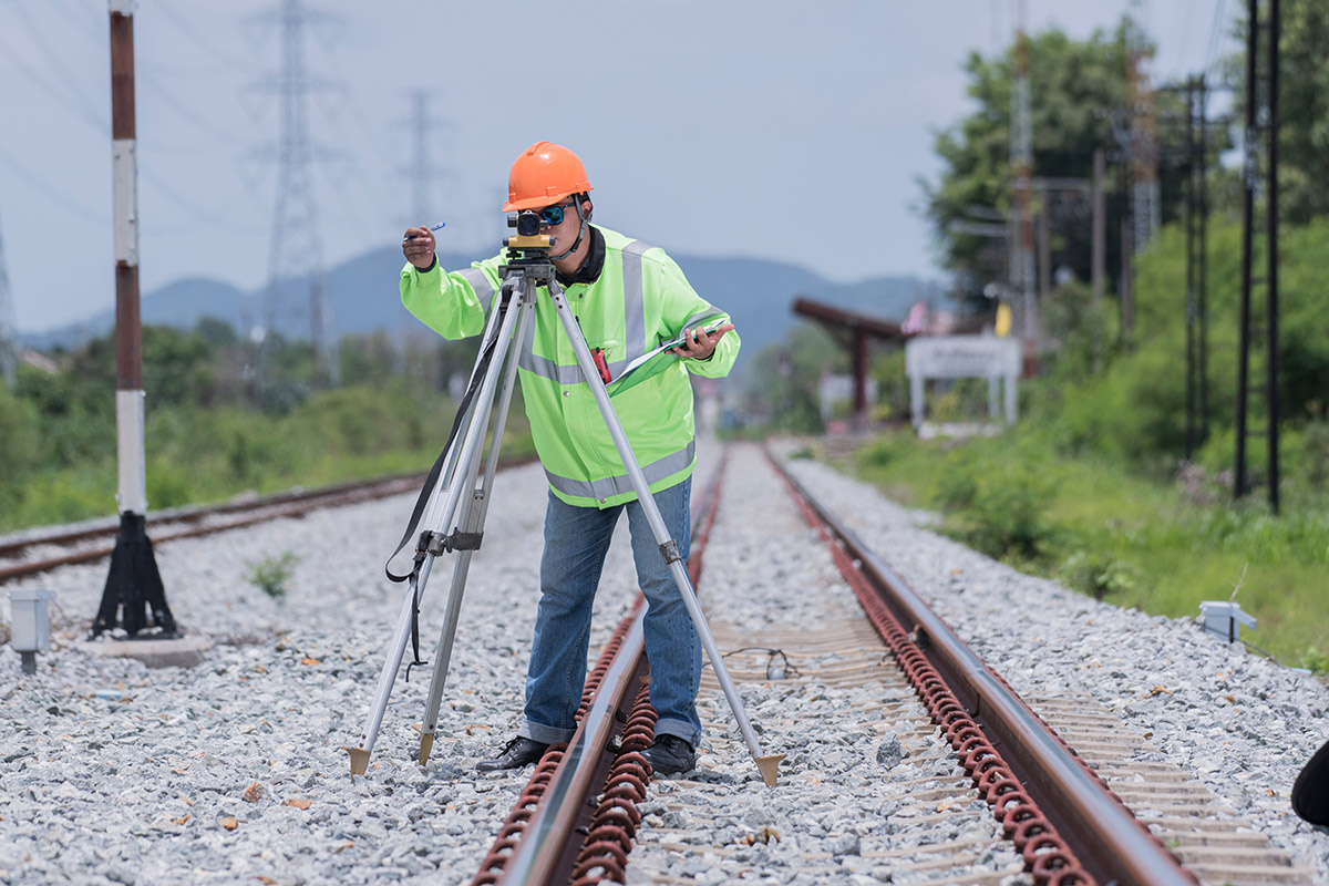    Геодезисты участвуют в строительстве домов, магистралей и атомных станций. Источник: Shutterstock