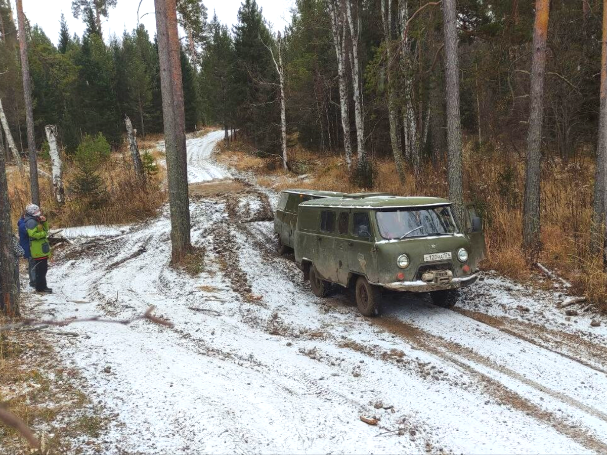 Заброска на внедорожных "буханках". Так выглядит дорога до начала тропы