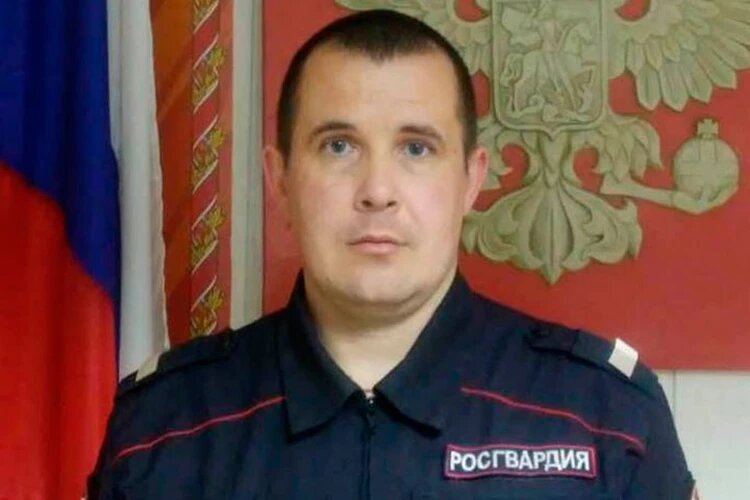 Спасший детей мужчина. Фото: Предоставлено Росгвардией