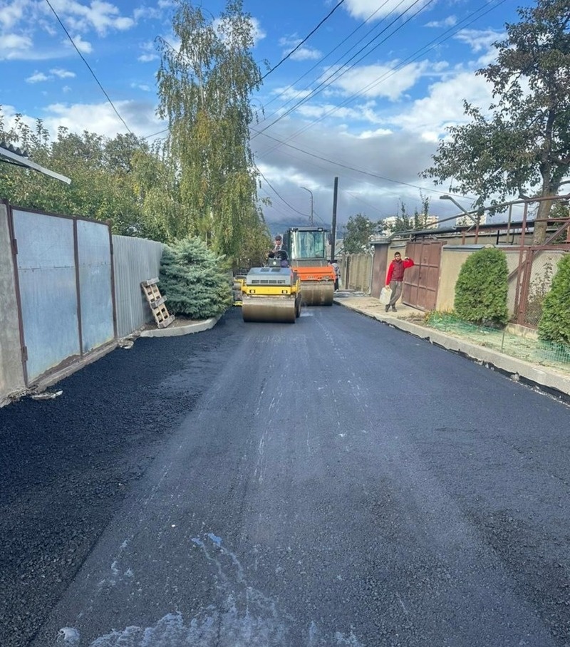    С сегодняшнего дня на двух улицах Кисловодска начали укладку нового асфальта Фото: социальные сети главы Кисловодска Евгения Моисеева