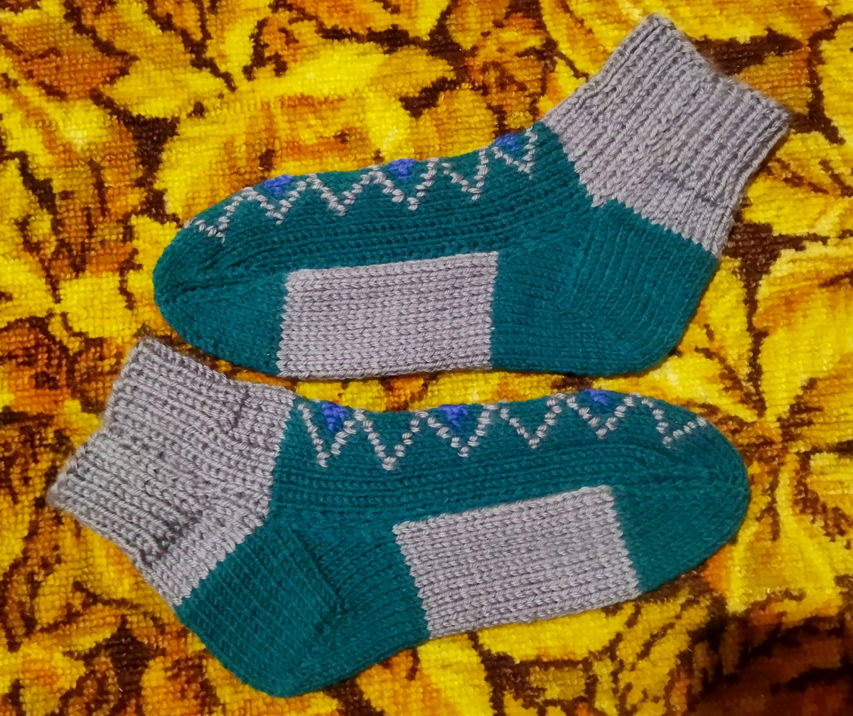 Вот такие теплые,уютные носки из чистошерстяной пряжи с вышивкой /по вязаному/ на верхней части у меня связались.Весят носочки 100 гр.