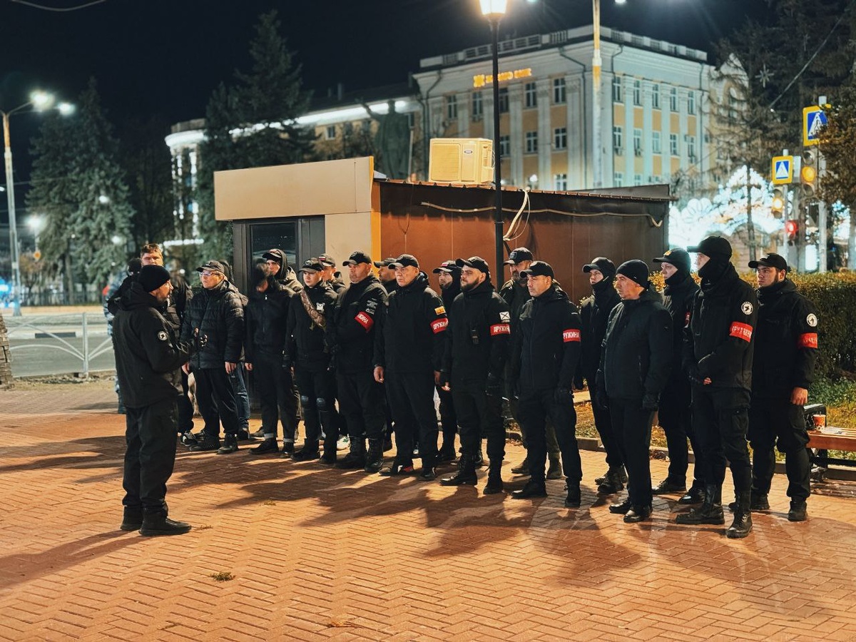 Дружинники рязанской «Русской общины» на инструктаже перед началом ночного дежурства