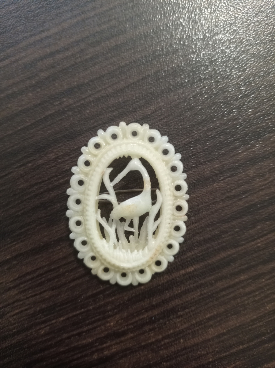 Брошь Цапля. Целлулоид, имитация кости, СССР. Из коллекции автора. 