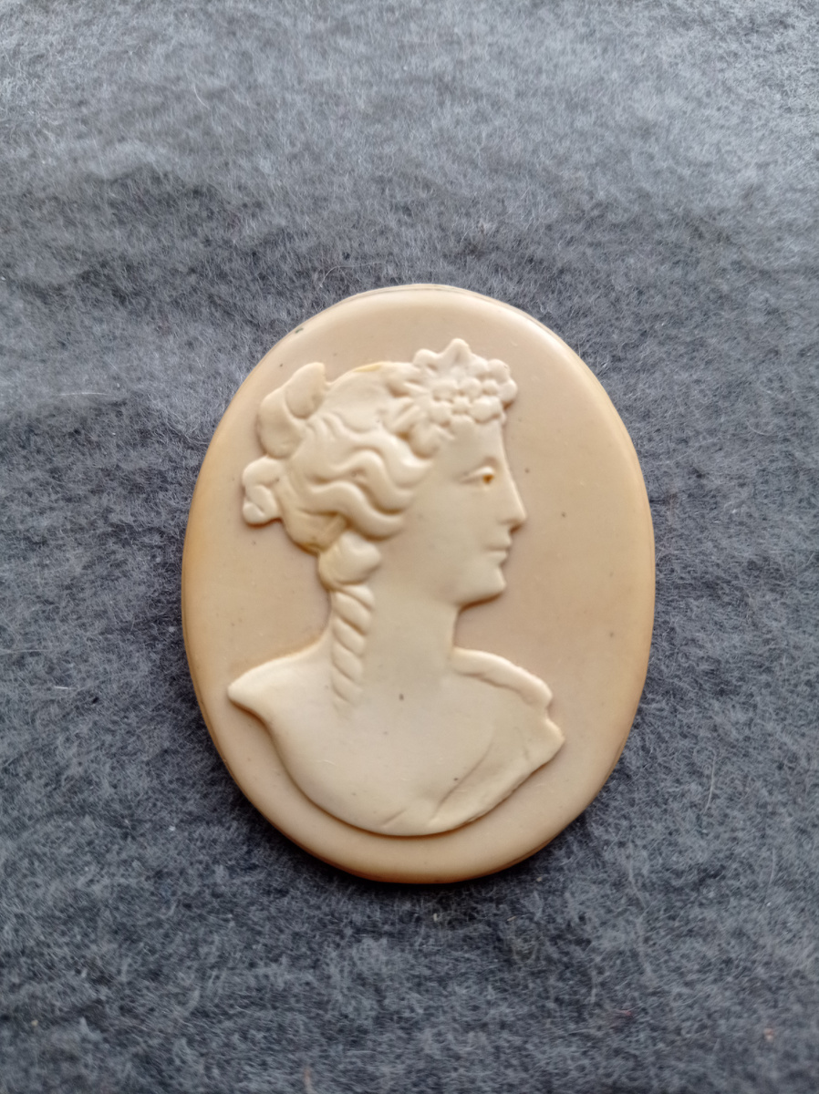 Брошь, имитация кости, Европа. Из коллекции автора. 