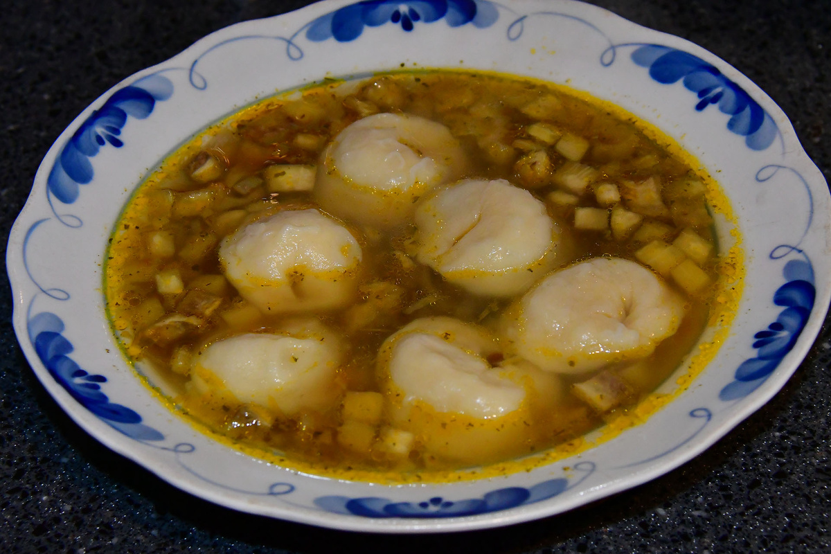 Суп из пельменей с баклажаном