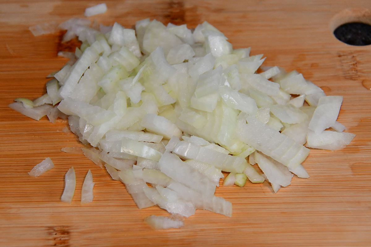 Нарезаем лук