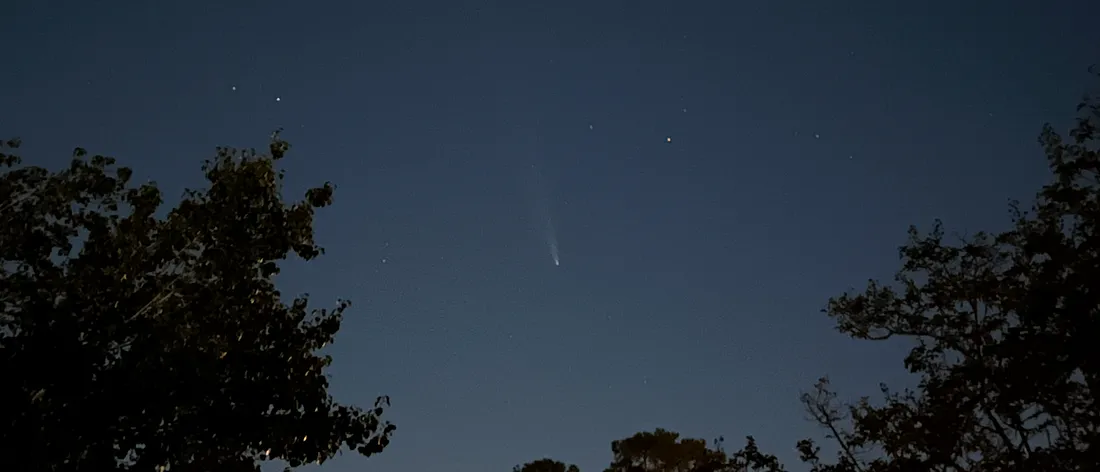 Фото: Ретт Аллейн. Комета C/2023 A3 Tsuchinshan-ATLAS, вид из моего двора.