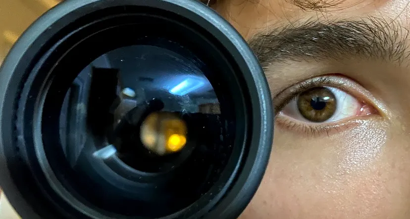 Фото: Ретт Аллейн. Бинокль и человеческий глаз.