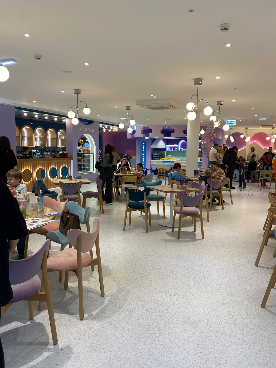 Зона кафе. Столы можно арендовать, стоит это около 1000 рублей. 