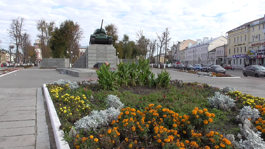 Сквер танкистов в городе Орле. Клумба цветов, вечный огонь. Город Орёл