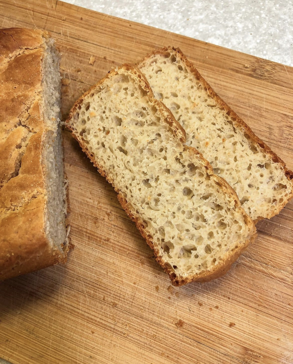 Хлебушек получается очень вкусный! Сверху аппетитная корочка, а внутри мягкий ! 