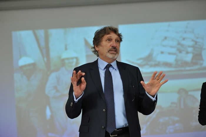 Источник: Яндекс.картинки Майкл Бэнг