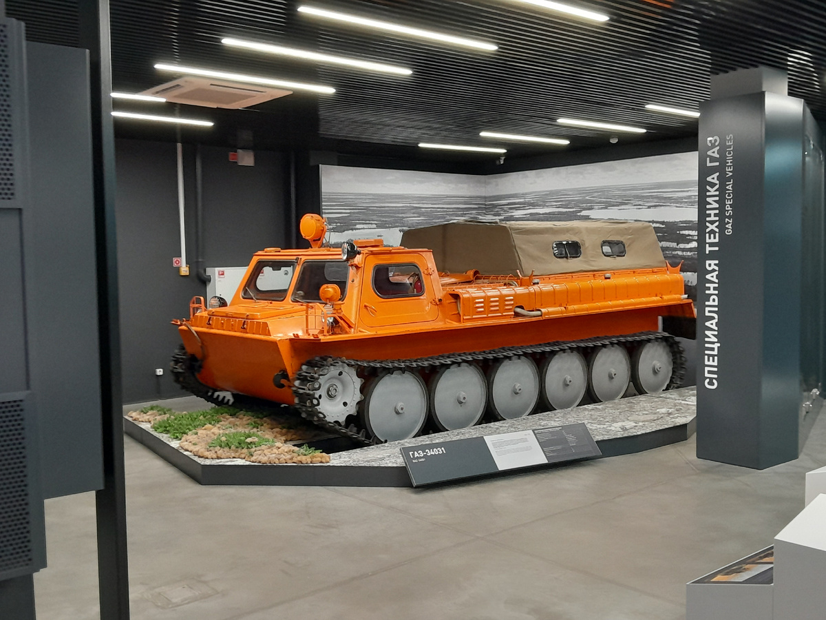 В арсенале автозавода есть танк БТ-70 и вездеход на гусеничном ходу