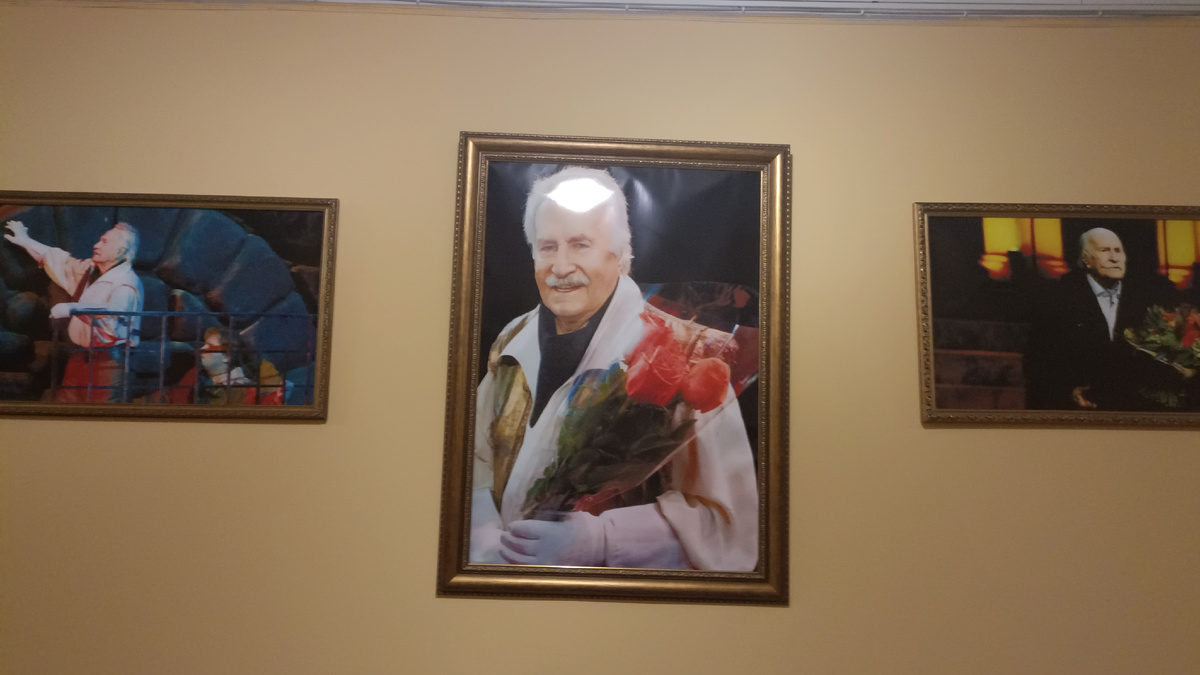 В фойе Мичуринского драматического театра - портрет Владимира Михайловича Зельдина