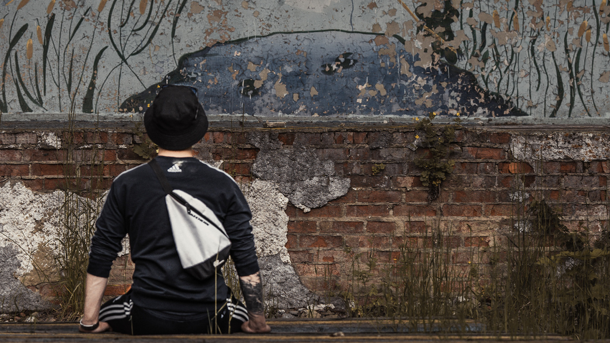 В ожидании представления в летнем театре лагеря (Фото автора)