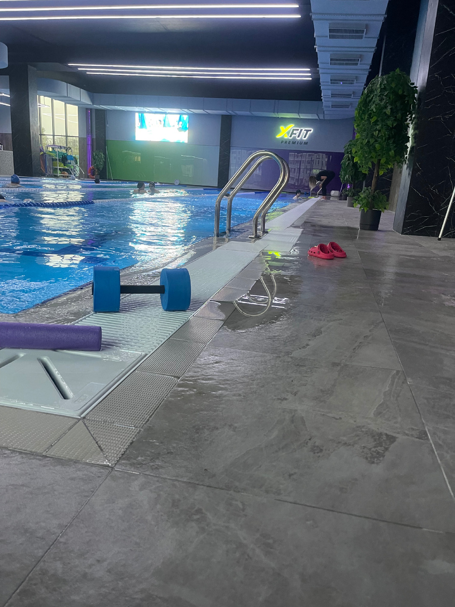 Хорошо после работы поплавать в бассейне 