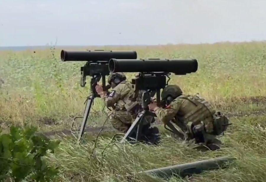Операторы ПТРК «Корнет» Росгвардии отрабатывают термобарическими ракетами по оборонительным сооружениям ВСУ, оборудованным в одной из курских лесополос, источник – Телеграм-канал Росгвардия