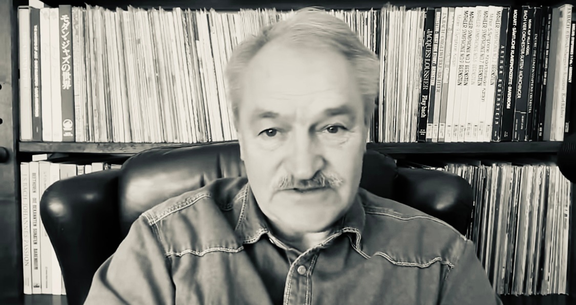 Олег Созонтович Чабан в своём домашнем кабинете. Киевская область. 2023 год.