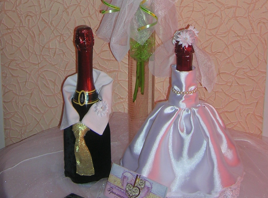 Украшение бутылок на свадебный стол.