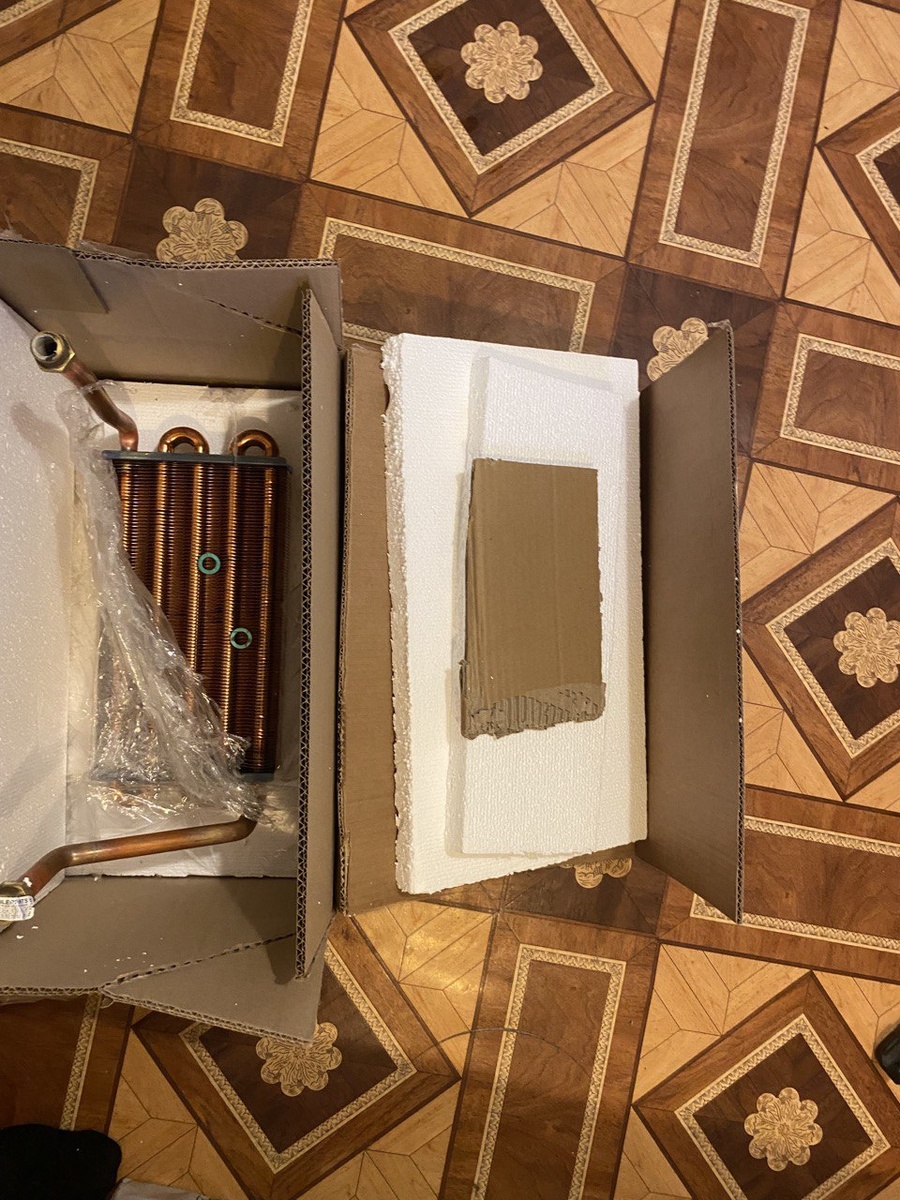 На картинке видны две паронитовые прокладки, шедшие в комплекте.