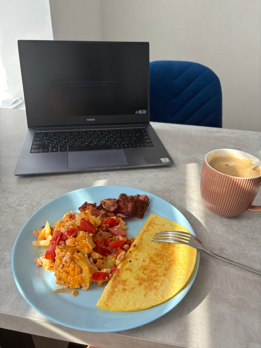 Пример завтрака (яичница с овощами, лепешка с сыром и кофе с молоком)