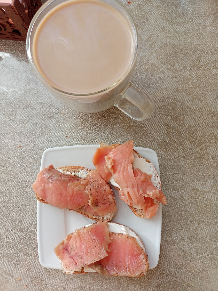 Хлеб с отрубями, горбуша слабосолёная, творожный сыр , кофе 