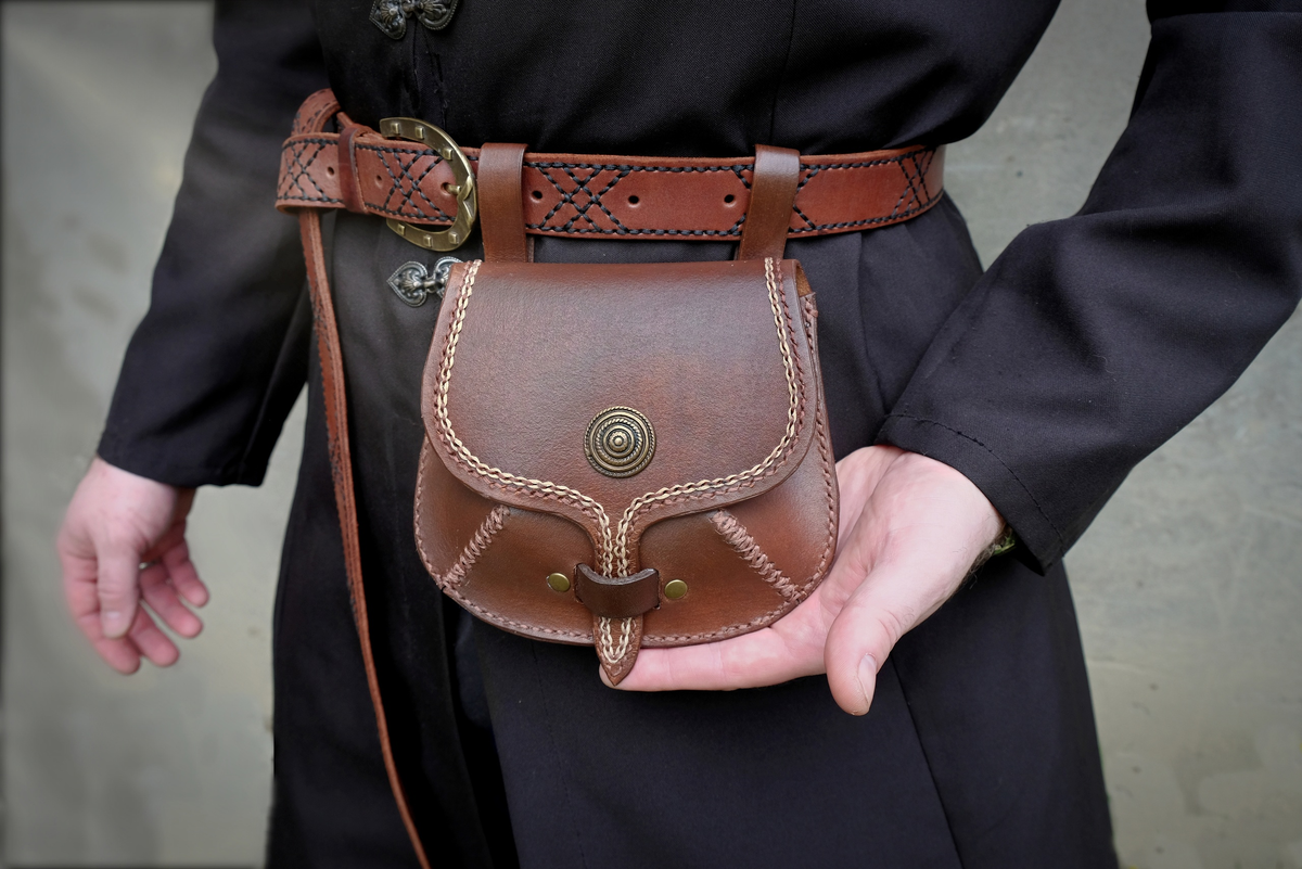 Сумка из натуральной кожи, в стиле фэнтези. Работа кожевенной мастерской DOMINUS NOX