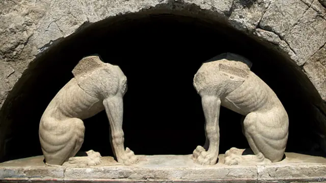 Фрагмент входа в древнегреческую гробницу