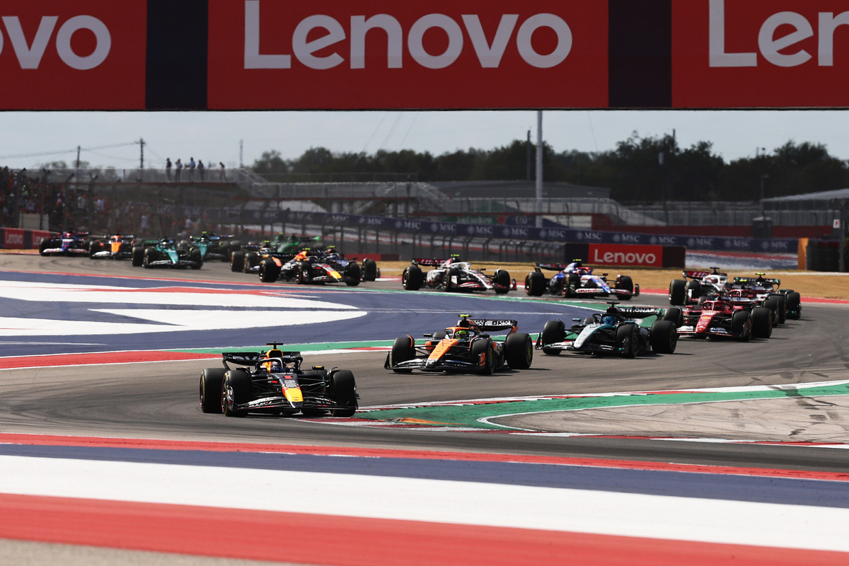 Ферстаппен лидирует на старте в спринта в Остине / Red Bull Content Pool