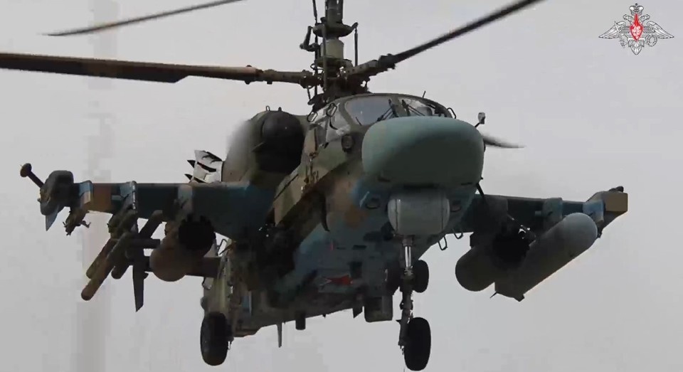    Экипаж Ка-52м сорвал ротацию подразделений ВСУ в приграничном районе Курской области. Министерство обороны РФ