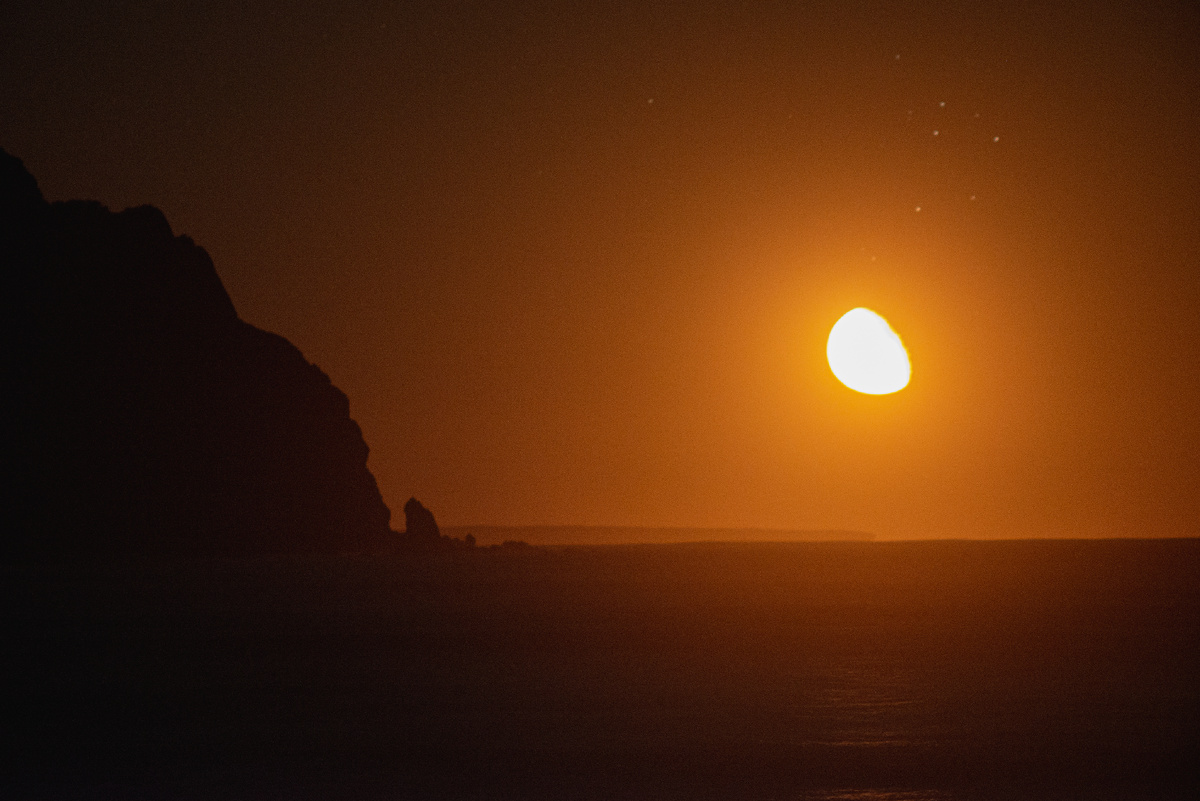 Восход луны на море