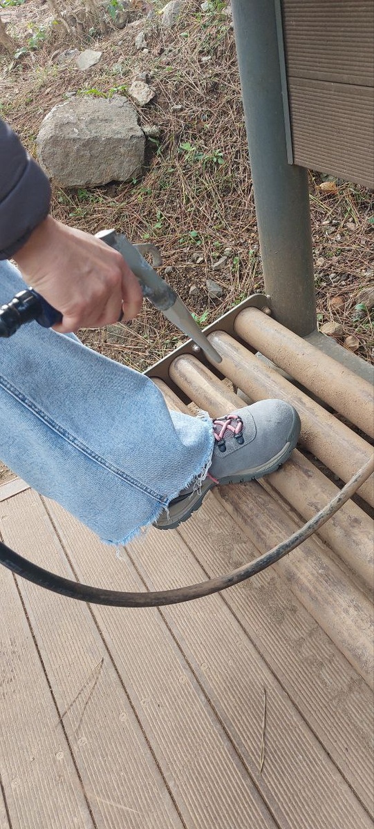 Под сильным напором воздуха из этого пистолета очищаем обувь от песка, пыли и грязи. 