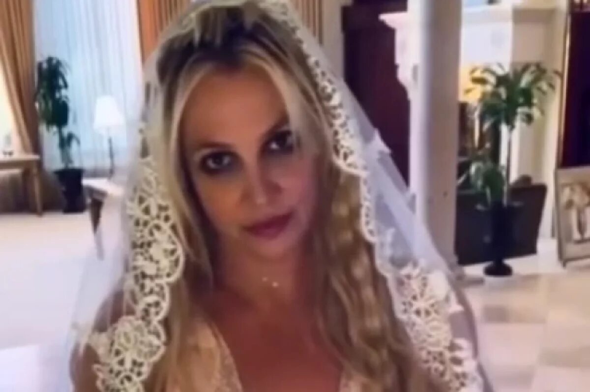    Американская певица Бритни Спирс вышла замуж за саму себя