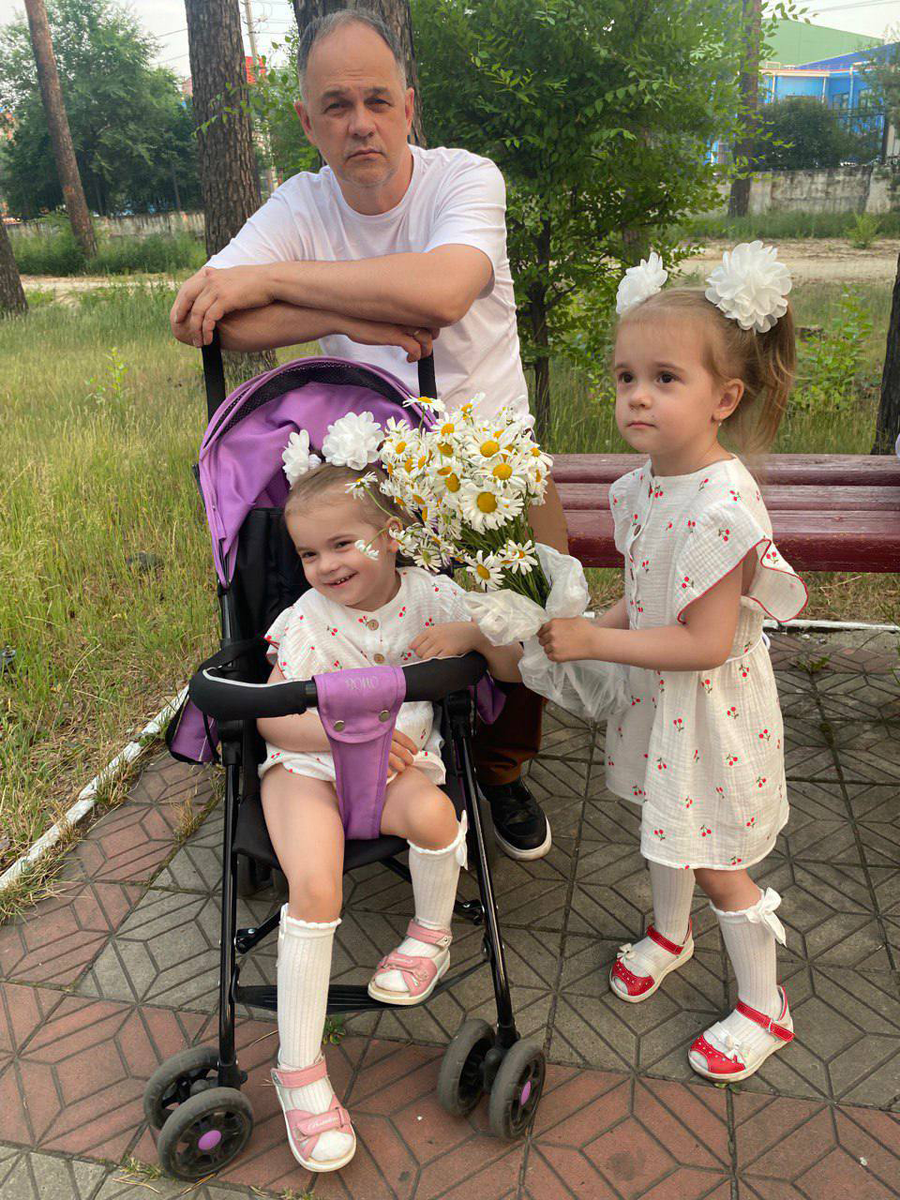 «За девчонок младших радуюсь по каждой мелочи. Ну как мелочи… встала на коленки — сердце выпрыгивает из груди от радости», — делится эмоциями папа Сергей. Фото из личного архива