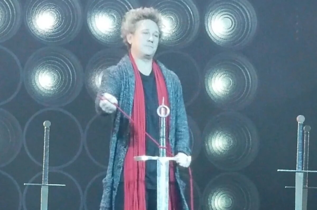    Антон Шагин в роли Гамлета.