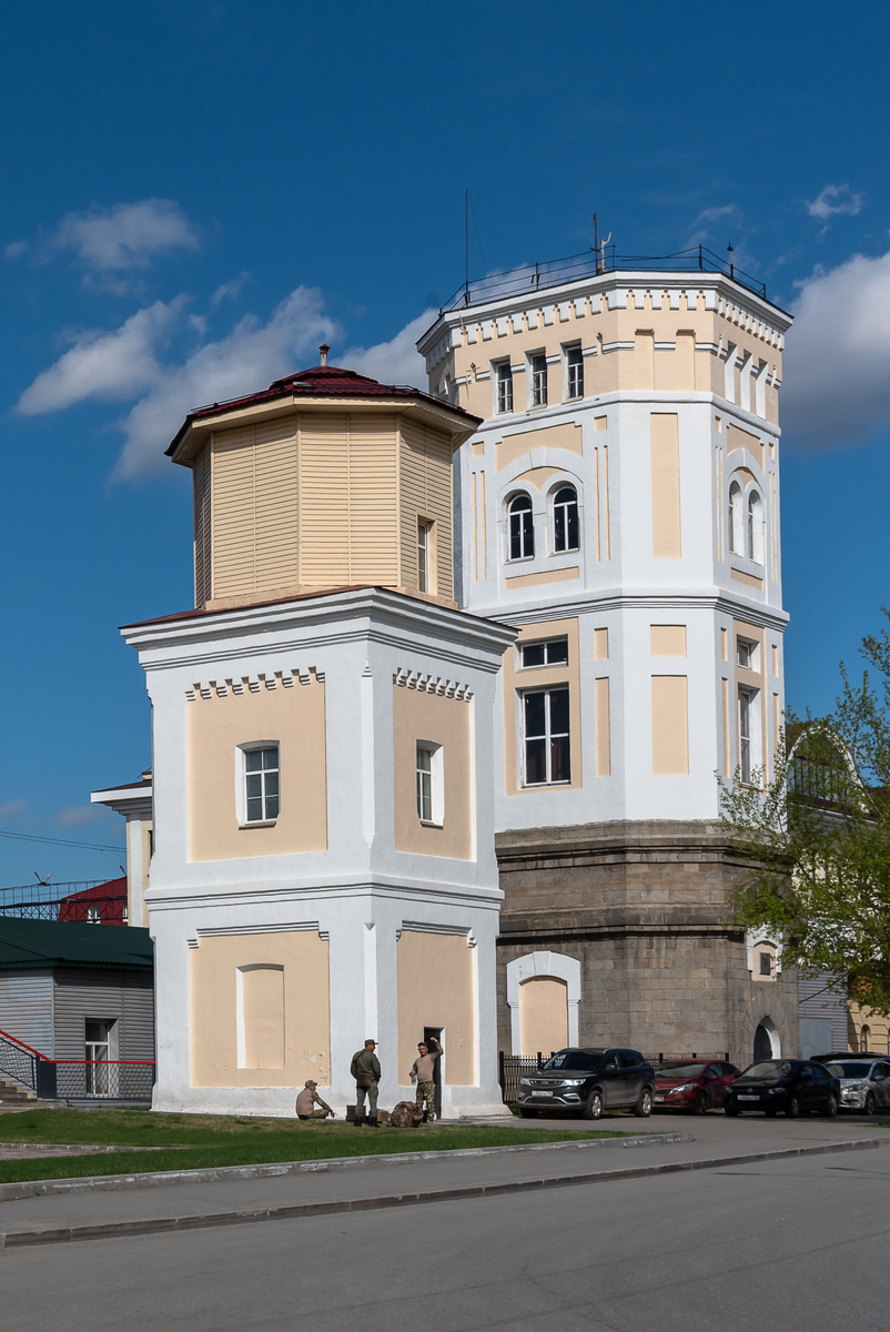 Екатеринбург, ул. Вокзальная, 10. Маленькая сооружена в 1884 г., большая – в 1914 г.. Обе являются памятниками архитектуры. На моем канале о них есть отдельная статья: https://dzen.ru/a/ZkWeIFBGqh85Twmk