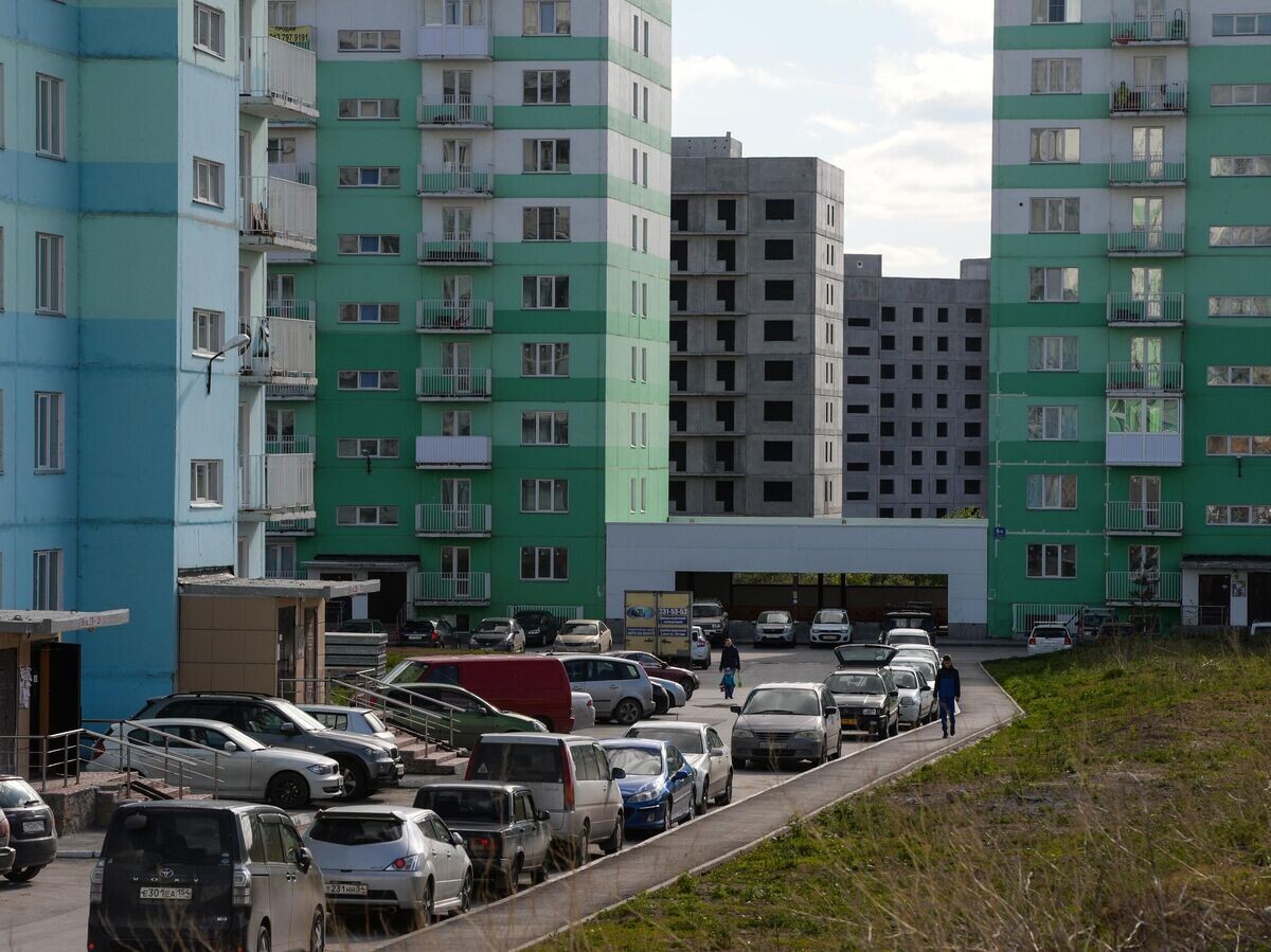    Припаркованные у дома автомобили © РИА Новости / Александр Кряжев