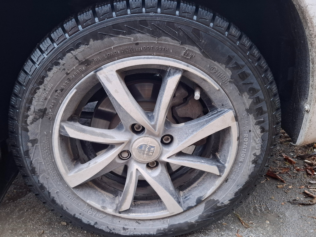 Так всё выглядело на следущий день после покупки автомобиля. Мыть не стал что бы было представление о том как вся эта красота будет выглядеть большую часть времени.  