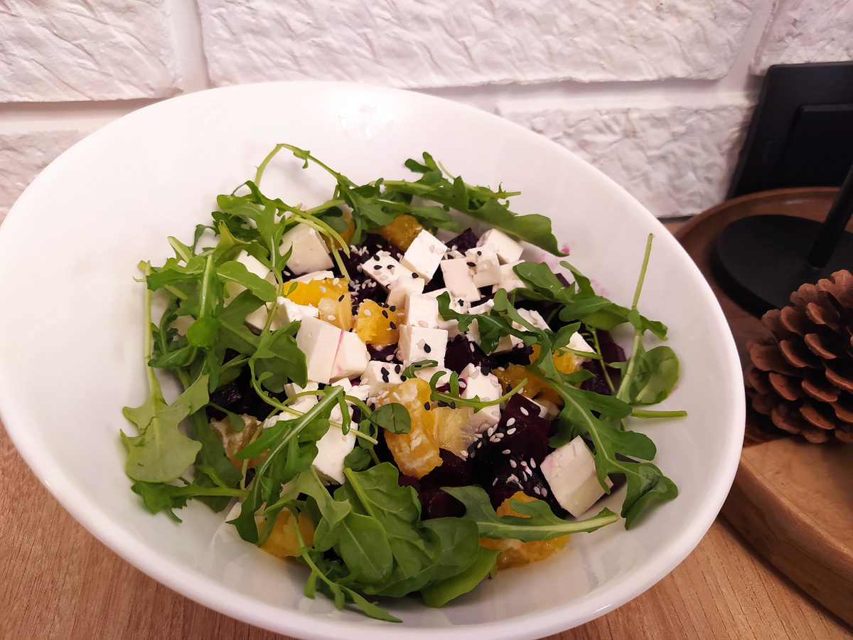 Свекла, апельсин, руккола, мангольд, шпинат, брынза, оливковое масло, кунжут. Сладость свеклы отлично контрастирует с кислинкой апельсина.