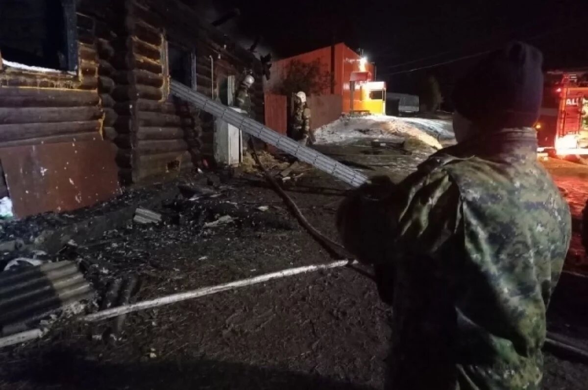    Кадр тушения пожара в деревне Ергач, где погибла 16-летняя девочка