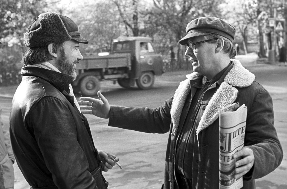  Съемки музыкального телефильма "Ах, водевиль, водевиль", 1979 год. Георгий Юнгвальд-Хилькевич и Олег Табаков в перерыве между съемками фотохроника ТАСС.