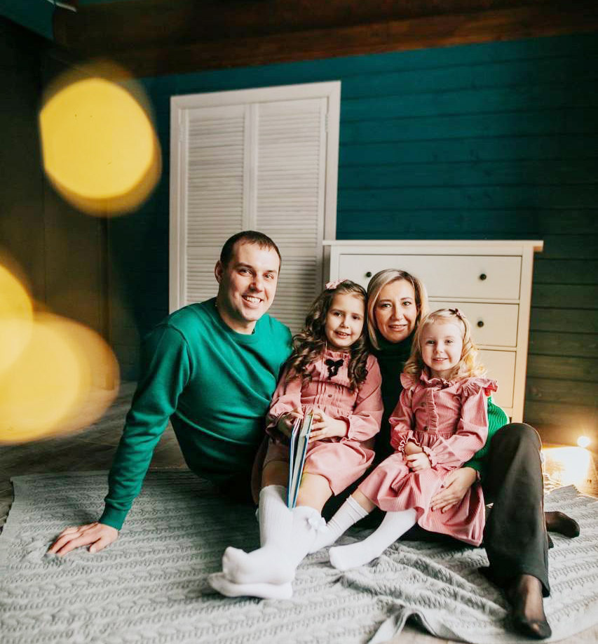 Александр и Кристина Пилипчук с дочерьми Полиной и Ульяной