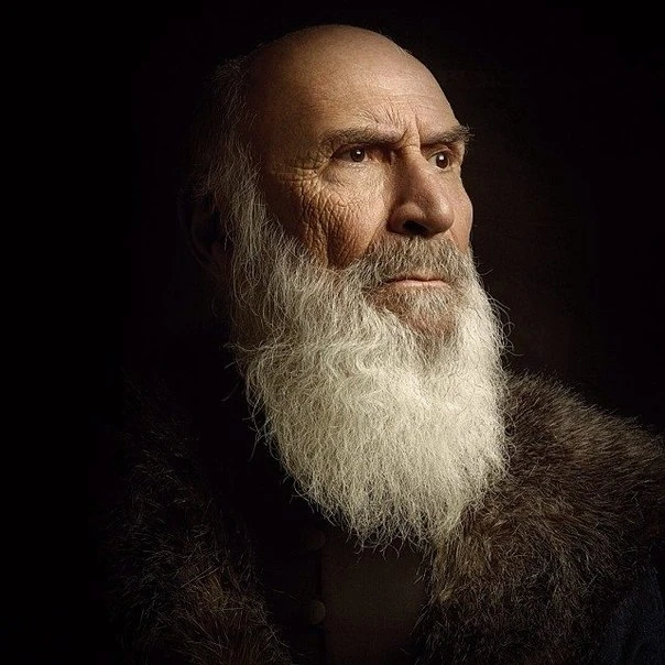 А в сериале "Великолепный век" Эбуссууд-Эфенди сыграл актер Тунджель Куртиз . Фотография заимствована с https://muhtesemyuzyil.fandom.com/ru/wiki/Эбуссууд_Эфенди