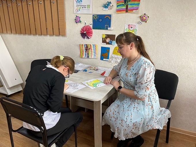 Девочка-подросток выполняет задание под присмотром Першиной Вероники Вячеславовны